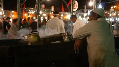 Jamaa El Fna: kucharz w barze
