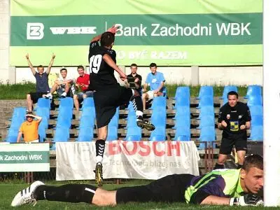 Tak Krzysztof Szymański cieszył się po strzeleniu bramki