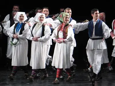 Tancerki i tancerze chorwackiego zespołu Lado