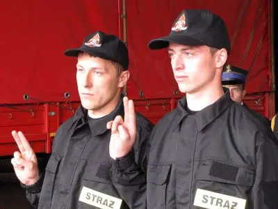 Nowi strażacy złożyli uroczyste ślubowanie. Od lewej: Dawid Mierzwa i Marcin Kowal