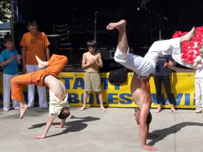 W parku miejskim można było zobaczyć pokaz capoeira
