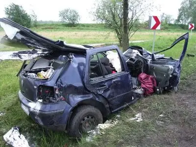 Aby wydobyć ranne osoby strażacy odcięli dach