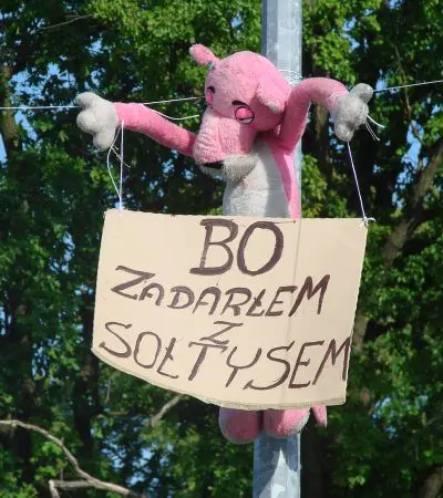 Nad placem przed Domem Ludowym zawisła Różowa Pantera z napisem „Bo zadarłem z sołtysem”