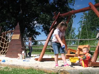 Na terenie restauracji jest plac zabaw dla dzieci