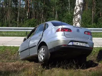Samochód uderzył bokiem w drzewo