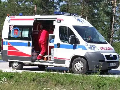 Ratownicy udzielali pomocy rannemu kierowcy w karetce