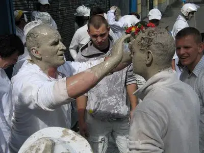 Odzież Glinoludy przygotowały w Bolesławcu, na miejscu wystarczyło pomalować twarze, ręce i nogi