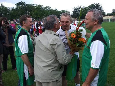 Zbigniew Majdziejewicz otrzymał wiele upominków i kwiatów