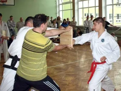 Najbardziej widowiskowym elementem egzaminu technicznego było rozbijanie desek