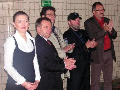 Justyna Ambroży, kierowniczka WTZ w Bolesławcu (pierwsza z lewej), Stanisław Chwojnicki (drugi z lewej) i Cezary Przybylski (pierwszy z prawej)
