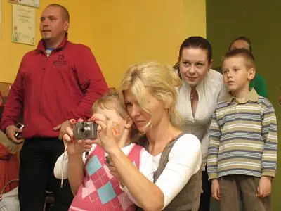 Inicjatorka bazaru, Aneta Opała ze swoją córeczką Mają robią zdjęcia bawiącym się dzieciom