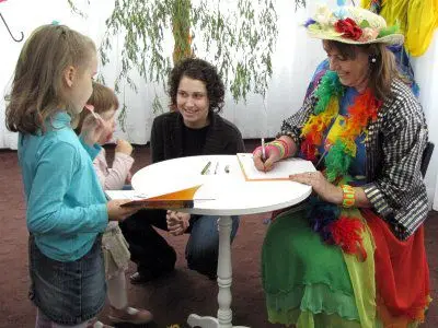 Pod koniec spotkania utworzyła się długa kolejka po autografy