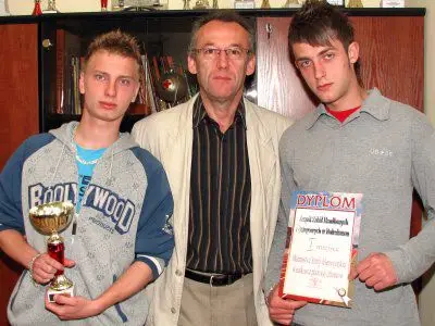 Od lewej: Tomasz Pawlik, dyrektor ZSHiU Wiesław Stefanik i Marcin Lelek