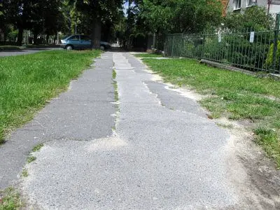 – Te chodniki rzeczywiście są leciwe i pozostawiają wiele do życzenia – przyznaje Roman Palczewski