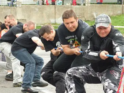 Organizatorzy sobotniej imprezy w czasie zawodów w przeciąganiu liny