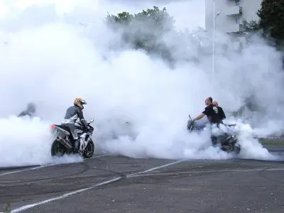 Dym z opon kilku motocykli przysłonił całe boisko