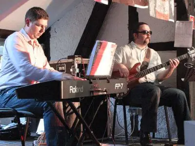 Wokalistom akompaniowali: Marek Łętowski (keyboard) i Marcin Sarkowicz (gitara basowa)