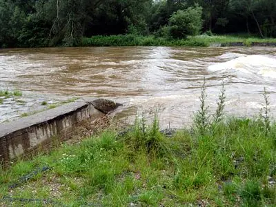 Przy bulwarze nad Bobrem jest mały wodospad, teraz praktycznie niewidoczny
