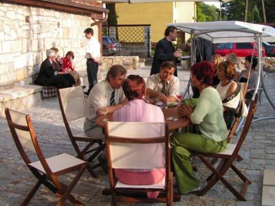 Na dziedzińcu Niebieskiego Buraka można odpocząć pod gołym niebem