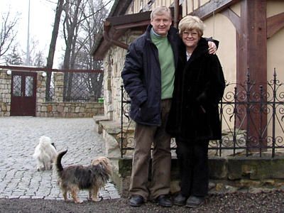John i Barbara (właściciele Niebieskiego Buraka) z psami
