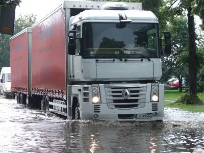 Z pokonywaniem zalanych ulic najlepiej radzili sobie kierowcy ciężarówek