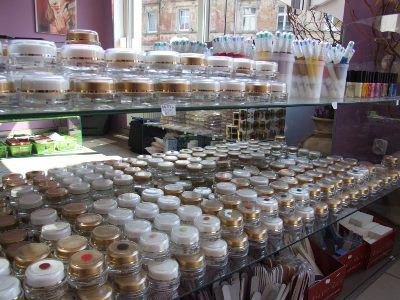 Nasza firma zajmuje się dystrybucją produktów do stylizacji paznokci na terenie Polski i poza jej granicami