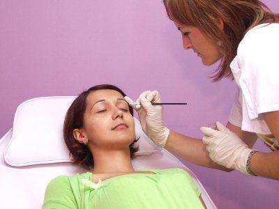 W naszym salonie wykonujemy także hennę i regulację brwi