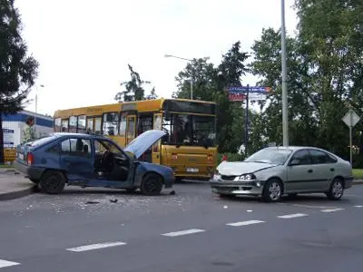 W kolizji uczestniczyły 3 auta: Toyota Avensis, Opel Kadet i Renault Megane