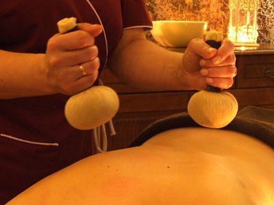 Masaż ciepłymi, aromatycznymi stemplami przyniesie ukojenie dla duszy i ciała