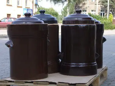 Na kiermaszu można tanio kupić garnki i beczki do kiszenia kapusty