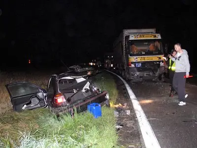 Auto osobowe uderzyło w nadjeżdżającego tira