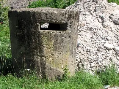 Dwa ze schronów obrócono w gruzy
