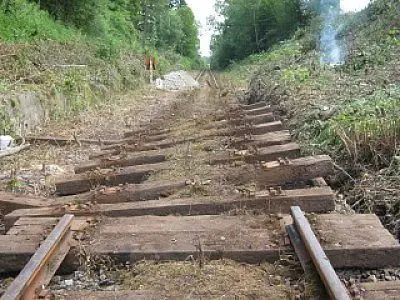 Uszkodzone tory na trasie Jelenia Góra Wleń