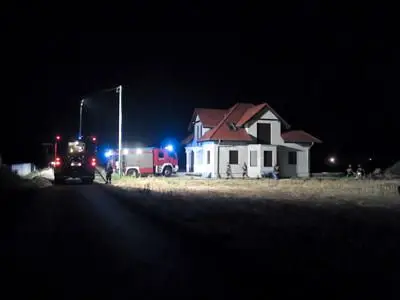 Przy tym budynku podpalono drewniane palety