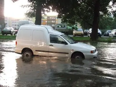 Wiele samochodów utknęło na zalanych ulicach