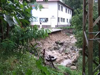 Wezbrana rzeczka uszkodziła skarpę od strony marketu Biedronka (ul. Willowa)