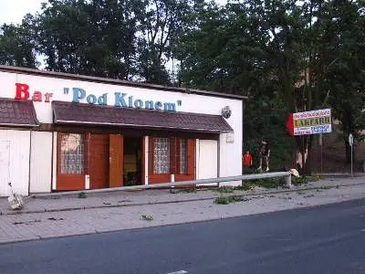 Złamana latarnia uderzyła w budynek przy ul. Dolne Młyny