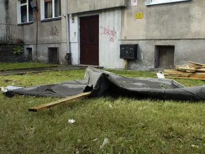Na ul. Chrobrego nawałnica zerwała papę i deski z dachu