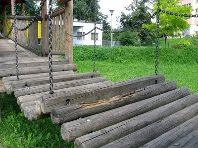 Niektóre elementy placu zabaw przy ulicy Łukasiewicza wymagają wymiany