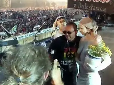 Jurek Owsiak pozuje do zdjęcia z bolesławiecką Glinoludką
