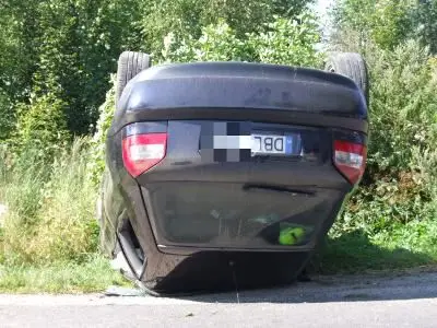 Audi zjechało z drogi do rowu i dachowało