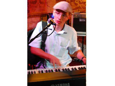 Witek Bielski perkusja, klawisze, śpiew . W zeszłym roku warsztatowicz, w tym wrócił jako wolontariusz. fot. Agata Kwaśniewska