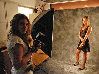 Partycja Kurzepa podczas sesji fotograficznej z modelką - fot. Maciej Trojnar