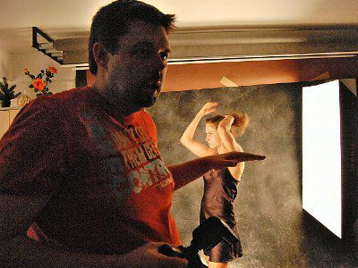 Grzegorz Matoryn, wykładowca na warsztatach uczy jak fotograf powinien pracować z modelem - fot Maciej Trojnar