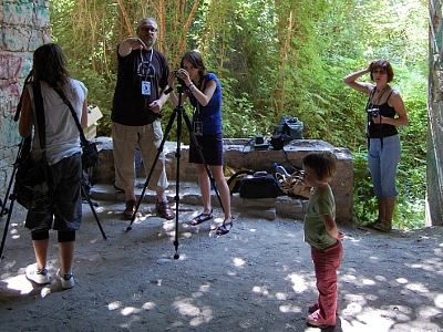 Grzegorz Sidorowicz podczas warsztatów fotograficznych w ruinach klasztoru w Nowogrodźcu - fot. Patrycja Kurzepa