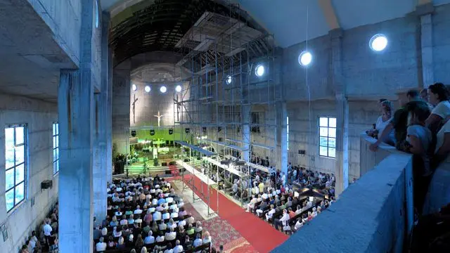 Surowy kościół p.w. Najświętszego Serca Pana Jezusa, będący w trakcie budowy, jest świetnym miejscem dla mszy w oprawie bluesowej