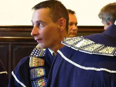 Ozdobne łańcuchy są wykonywane przez poszczególne zakłady i prezentują charakterystyczne dla danej ceramiki zdobnictwo