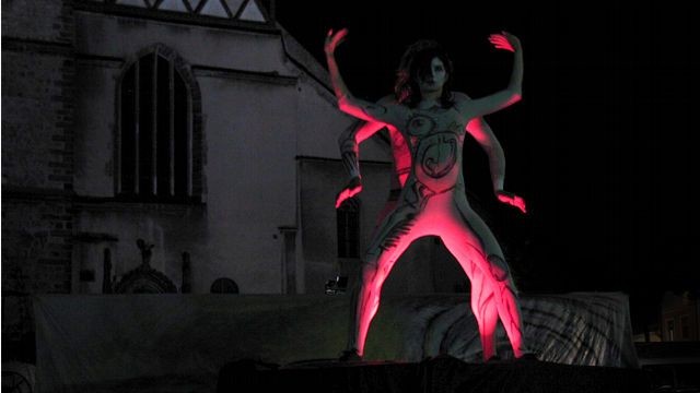 Pantomima inspirowana tańcem buto była formą opowieści o relacji, w której nie ma prostych czy jednoznacznych rozwiązań