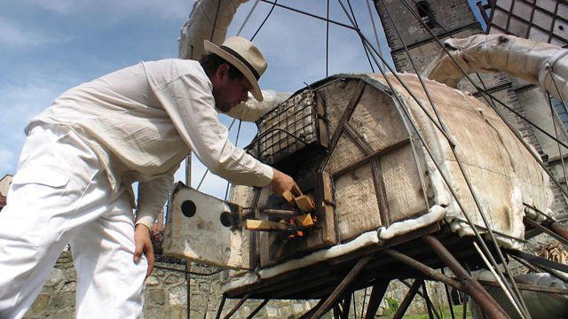 Mateusz Grobelny kolejny raz przyjechał na Święto Ceramiki ze swoją rzeźbą-piecem