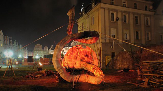 Akwarium Ognia zbudowane jest z metalowego stelażu i waty krzemowej, by zobaczyć płynący w piecu falami ogień